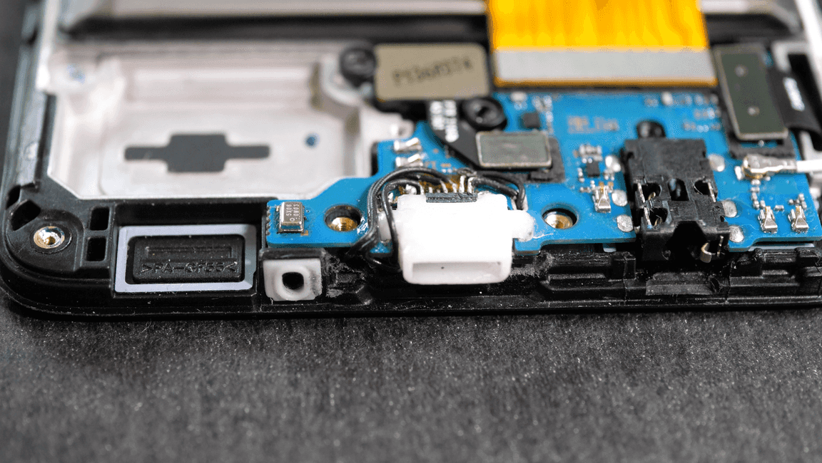 The Custom Lightning connector soldered to the phone's charging board